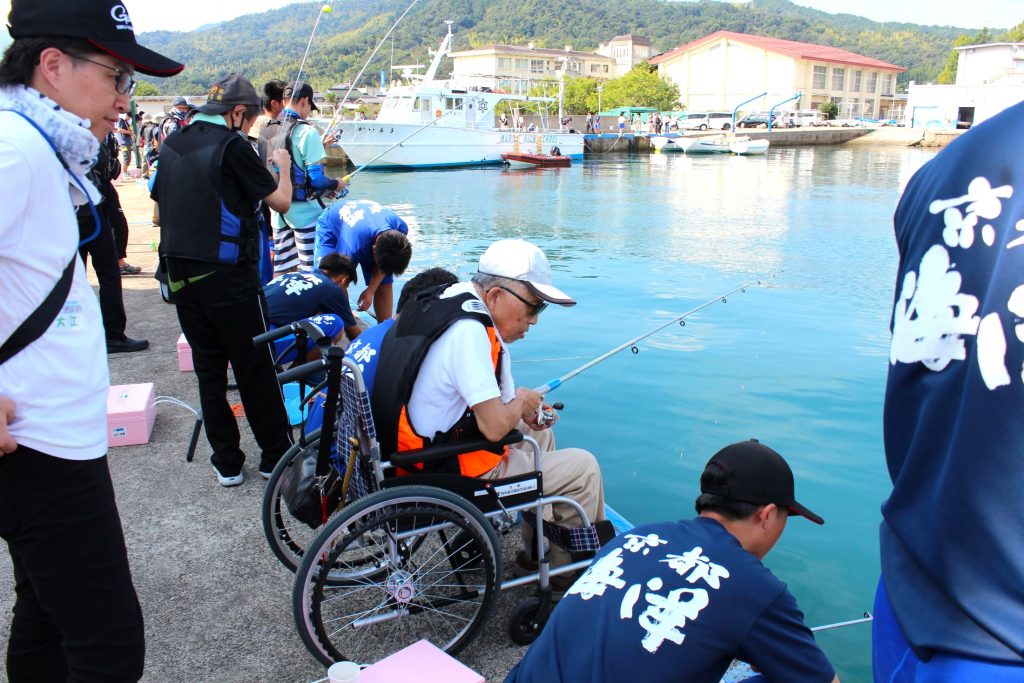 ３府県から170人超参加　桟橋でトライ、大物に歓声　海洋高生手助け、交流にぎやか