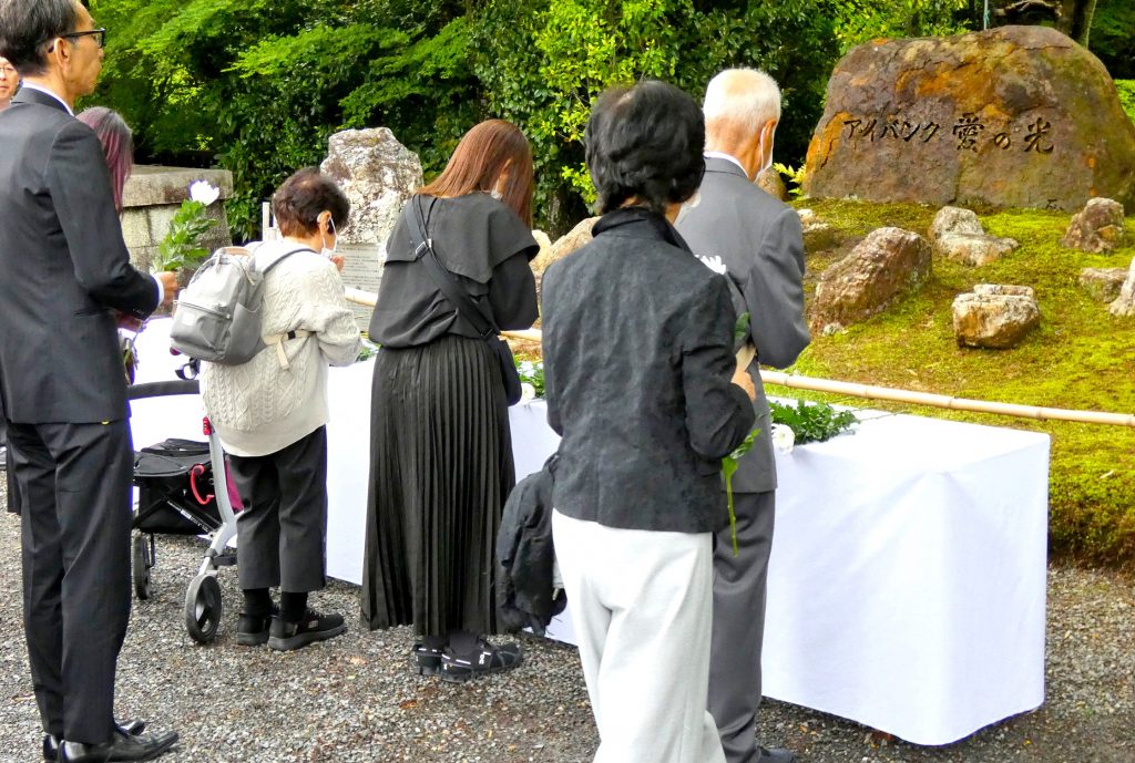 献眼者28人に感謝と哀悼