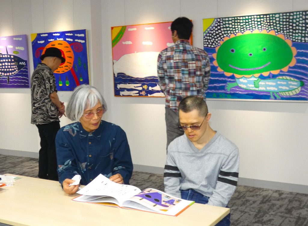 ダウン症男性が絵本原画展