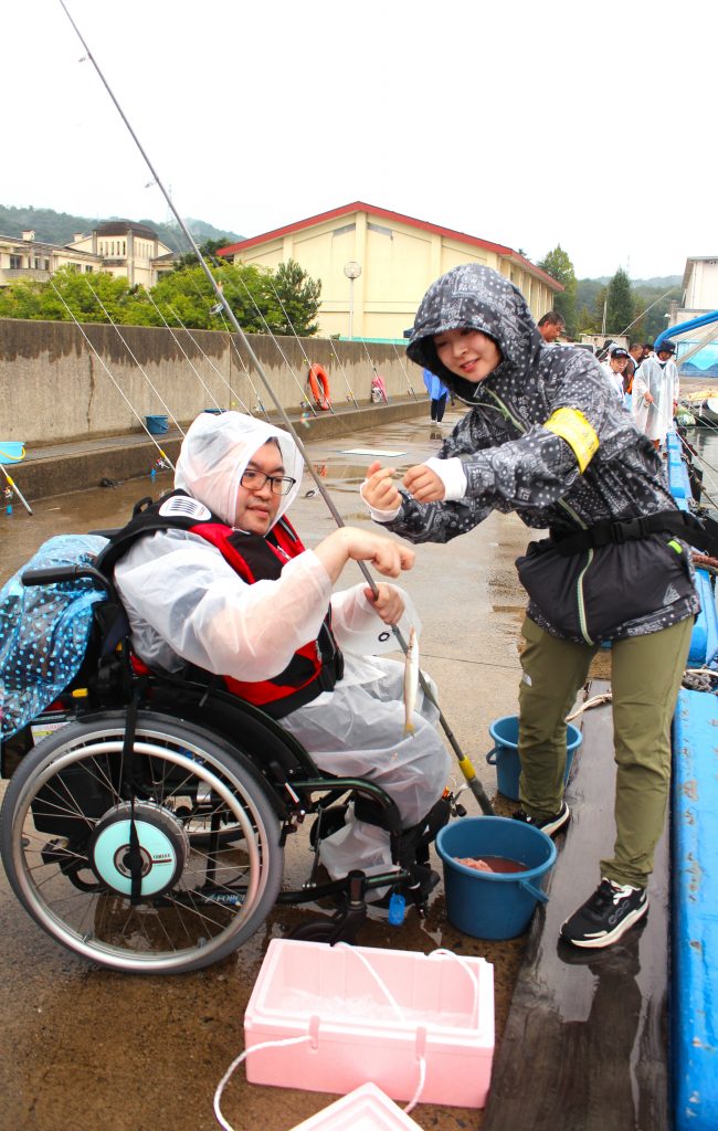 雨の桟橋、170人が交流 海洋高生ら熱心に介助 釣果上々、歓声上がる(25/09/29)