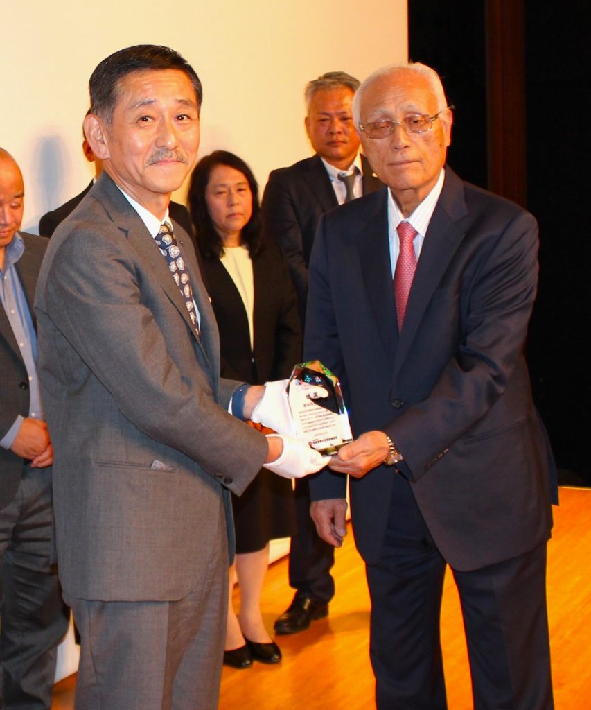 各児童養護施設に車贈呈 USJバスツアー招待も 京の貿易会社会長から寄付1億円、基金に(25/11/17)