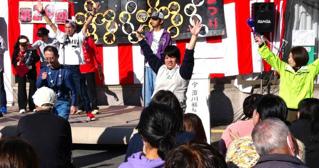 共有｢福祉の園｣住民と交流