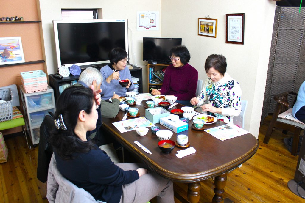 老若問わない地域のたまり場　カフェや居酒屋、子ども食堂も(2026/02/10)