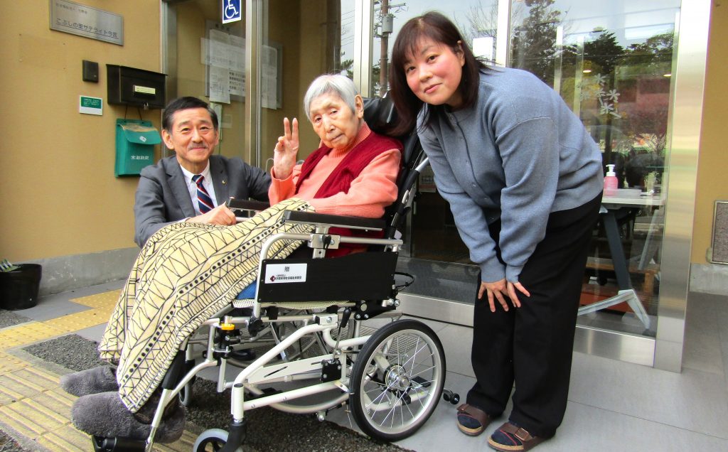 高齢者へのプレゼント事業　介助用車いすを贈呈