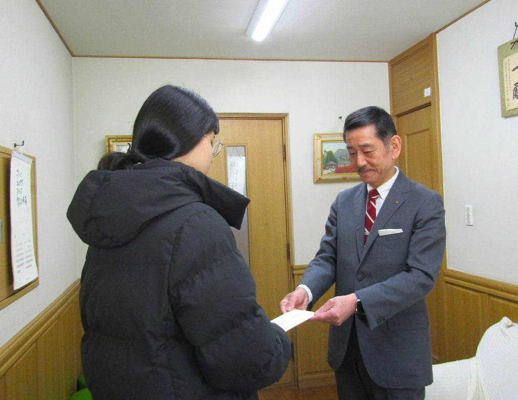 卒業おめでとう　施設を巣立つ52人に祝い金