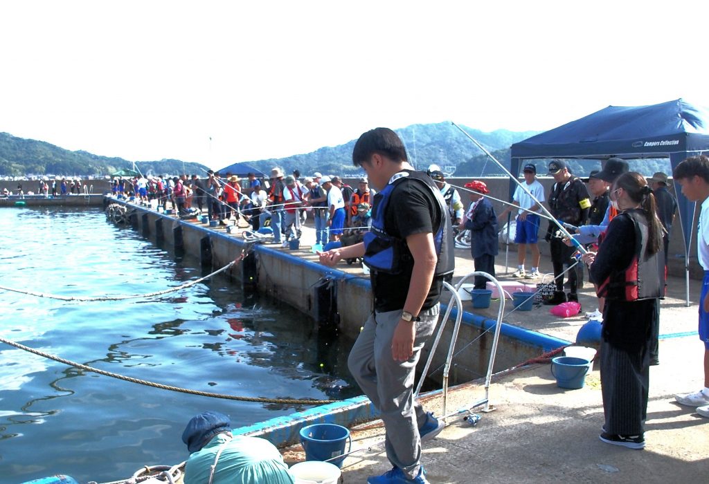 ｢釣れた｣｢大きいぞ｣　初秋の海を楽しむ（26/09/28）
