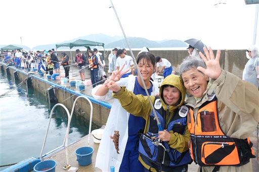 障害者ら海釣り満喫 宮津で体験講座 高校生ら支え