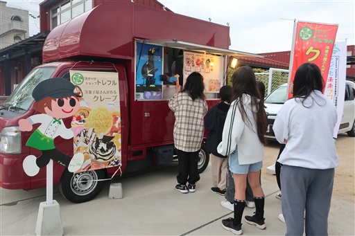 キッチンカー来園　甘いお菓子楽しむ　守山学園で京都新聞社会福祉事業団