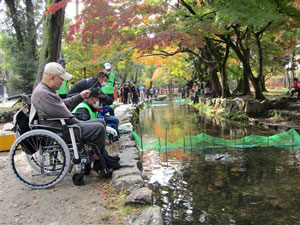 障害者や保護者　マス釣り楽しむ/上賀茂神社で体験講座 （2020/11/10）