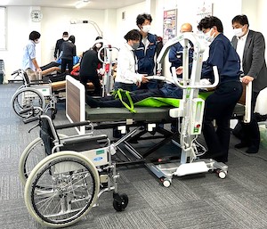 自立生活、用具で支え