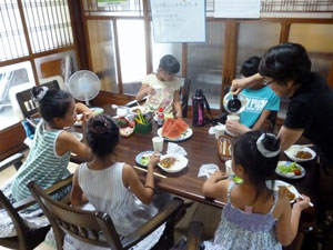 幅広く体験   暮らす力を養う/食事楽しみ学習｢たまり場｣（2020/06/22）