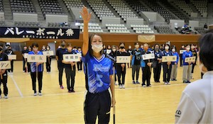 地域福祉貢献にアタック/女性バレー同好会が熱戦、寄付も（2022/10/24）